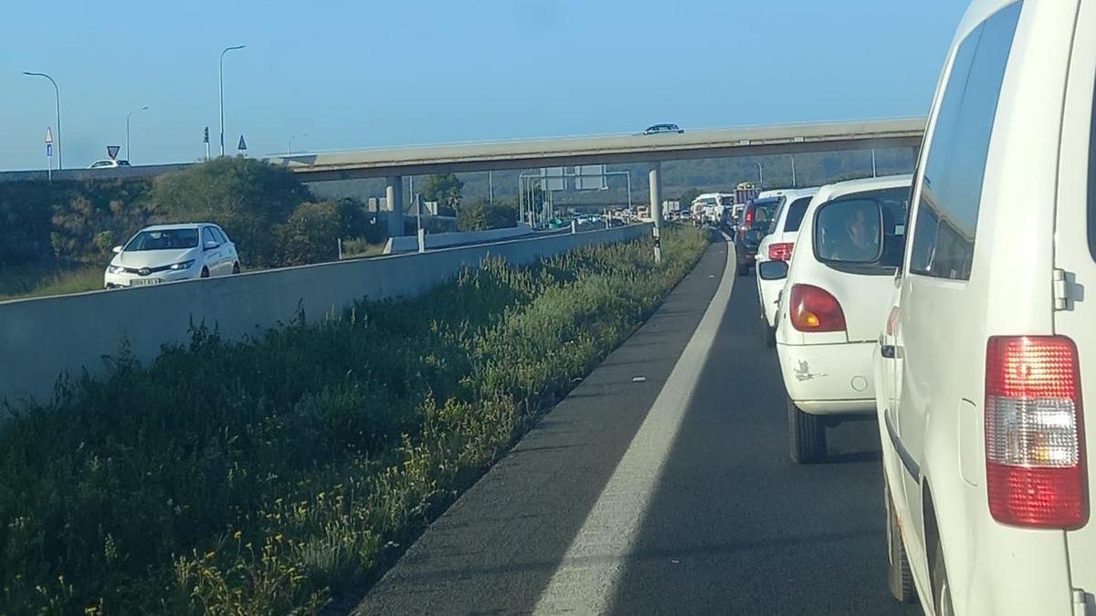 Largas colas en la autopista de Inca.