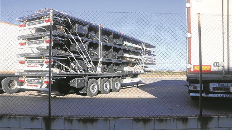 Utilizan la explanada del matadero comarcal de la Plana como taller de camiones
