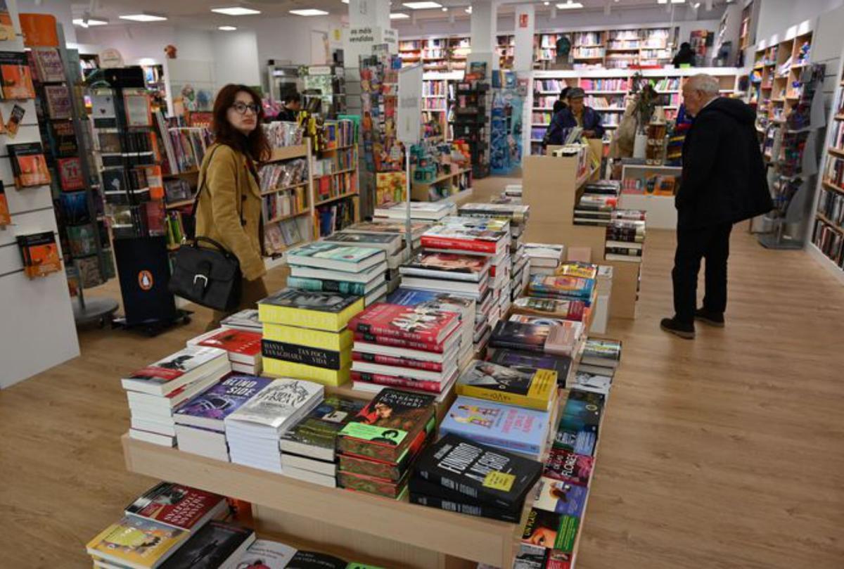 Lectores buscando obras en Nobel. | Rafa Vázquez