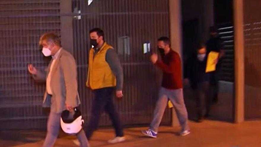 Los tres «factureros» de Tomelloso 
que quedaron en libertad junto a su 
abogado (el primero). Informativos TVE