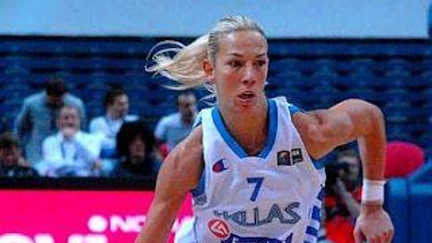Olga Chatzinikolaou bota el balón en un partido de la selección griega.