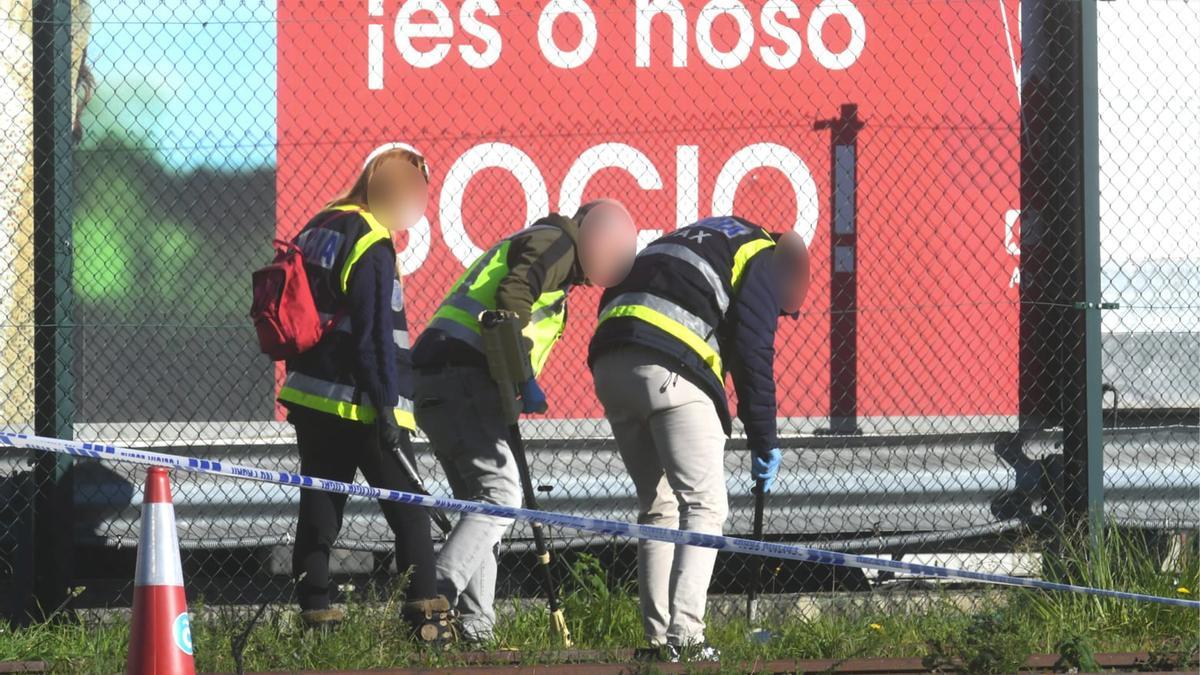 Levantamiento del cadáver del fallecido durante un altercado con la Policía Nacional en A Coruña.