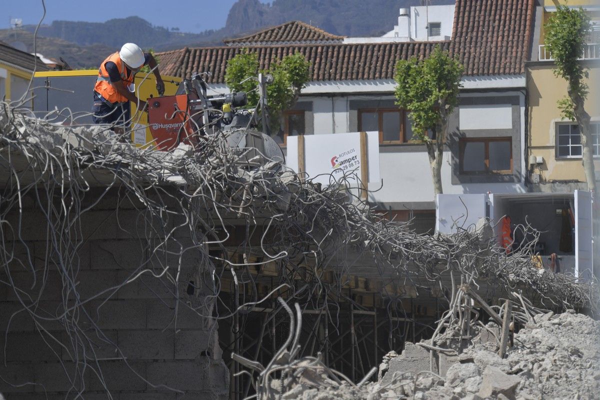 Así continúa el derribo del mamotreto de Santa Brígida