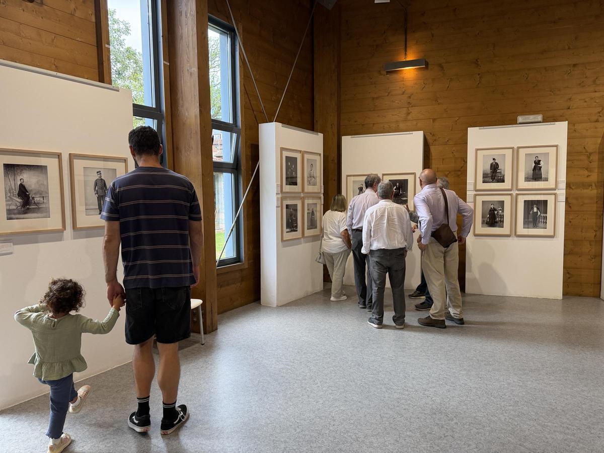 Visitantes en la exposición, este miércoles.