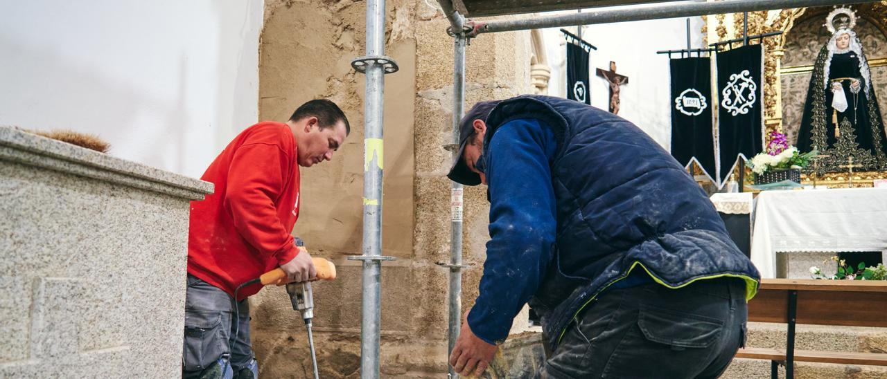 Los albañiles trabajan en el interior de la ermita de la Soledad, este miércoles.