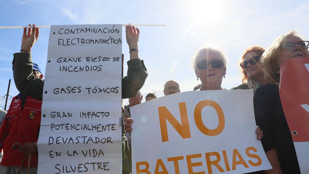 Una manifestación contra un parque de baterías.