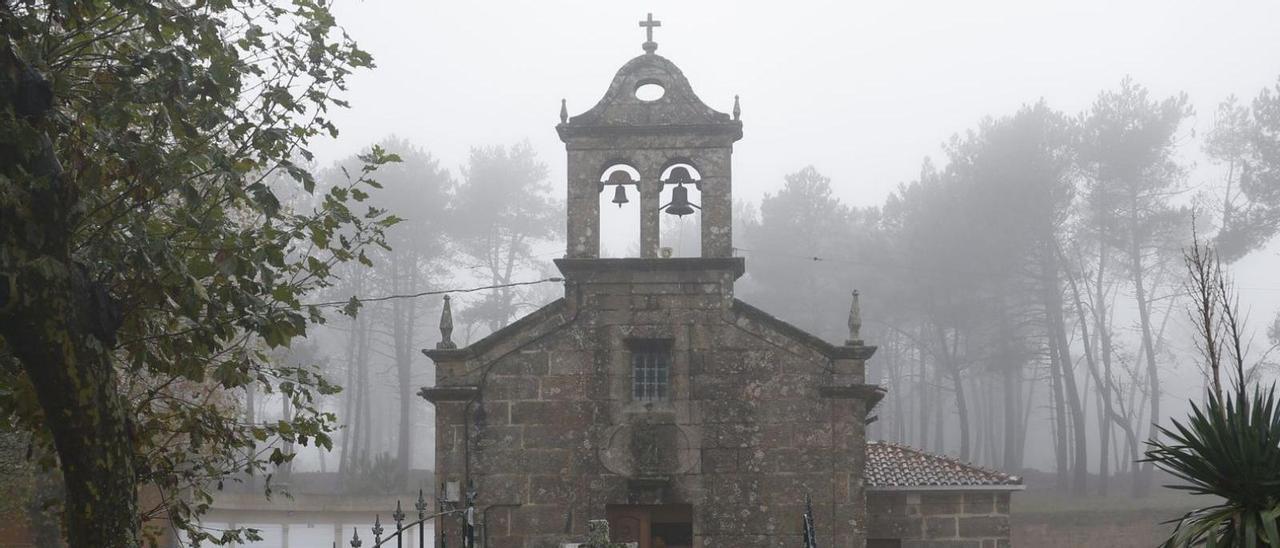 La capilla, con la campana
colocada, ayer. Abajo, detalle
de la pieza.   | // RICARDO GROBAS/CEDIDA