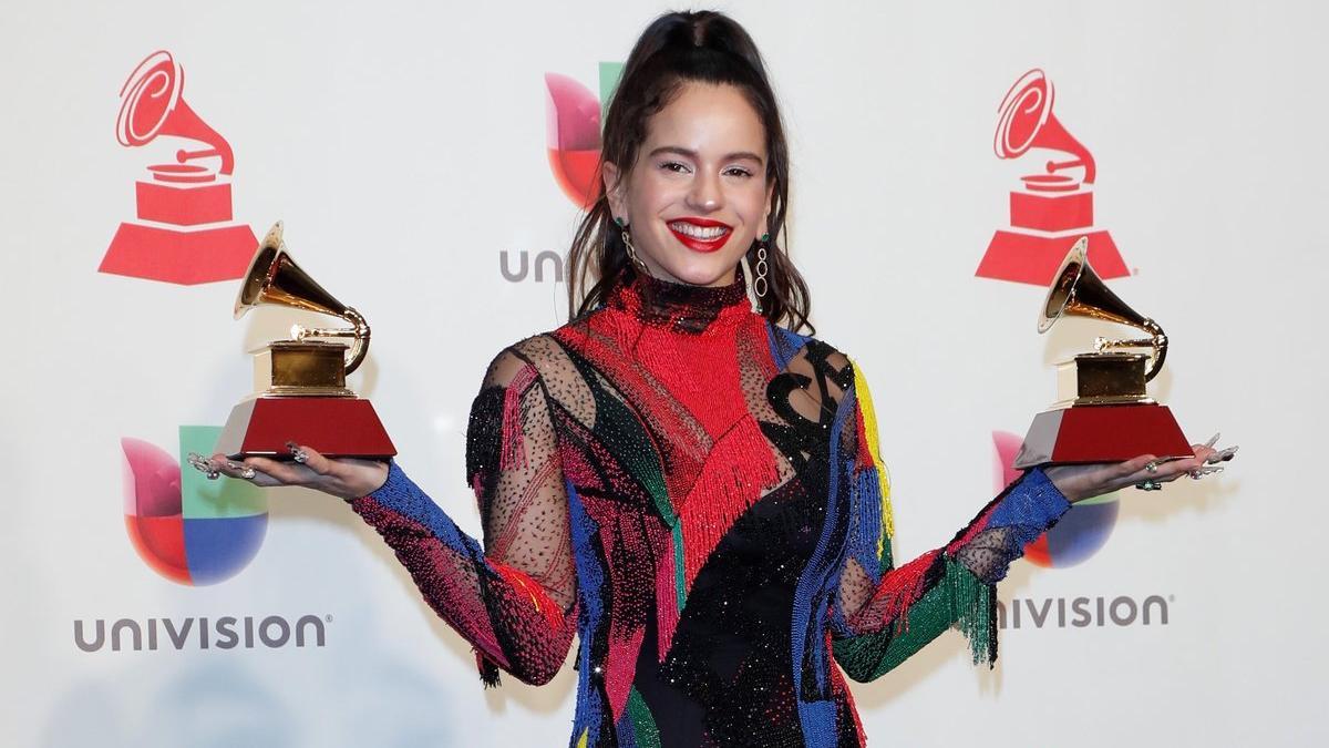 Rosalía posa con los dos premios Grammy latinos: Mejor Canción Alternativa y Mejor Actuación en Fusión Urbana, en Las Vegas.