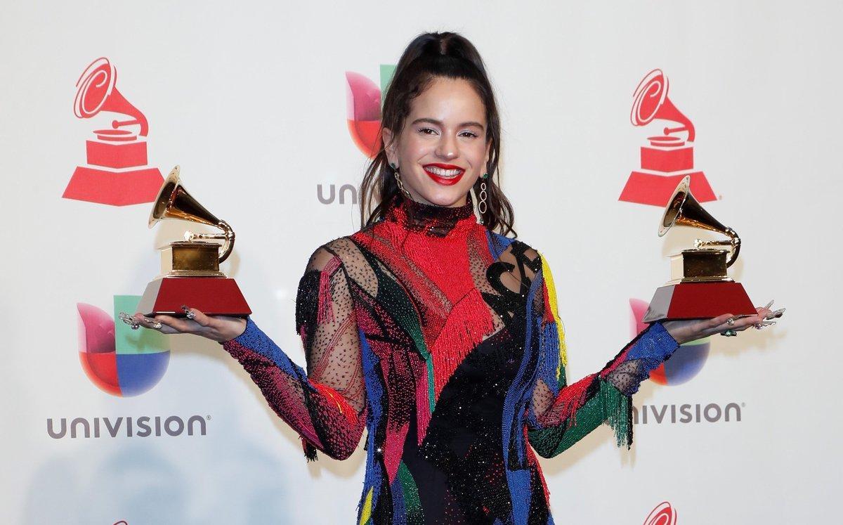 JGM02  LAS VEGAS  UNITED STATES   15 11 2018 - Rosalia  ganadora de Mejor Cancion Alternativa y Mejor Actuacion en Fusion Urbana  posa con su premio en la XIX edicion de los Premios Grammy Latinos en el MGM Grand Garden Arena en Las Vegas  Nevada  EE  UU   hoy  15 de noviembre de 2018  Los Premios Grammy Latinos reconocen los logros artisticos y tecnicos  no las cifras de ventas o las posiciones en las listas  y el los ganadores estan determinados por los votos de sus companeros  los miembros de la academia que califican para votar  EFE   NINA PROMMER