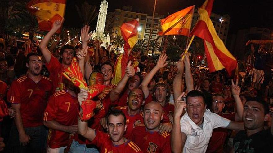 Cientos de aficionados alicantinos festejan anoche en Luceros la clasificación de España para la final del Mundial.