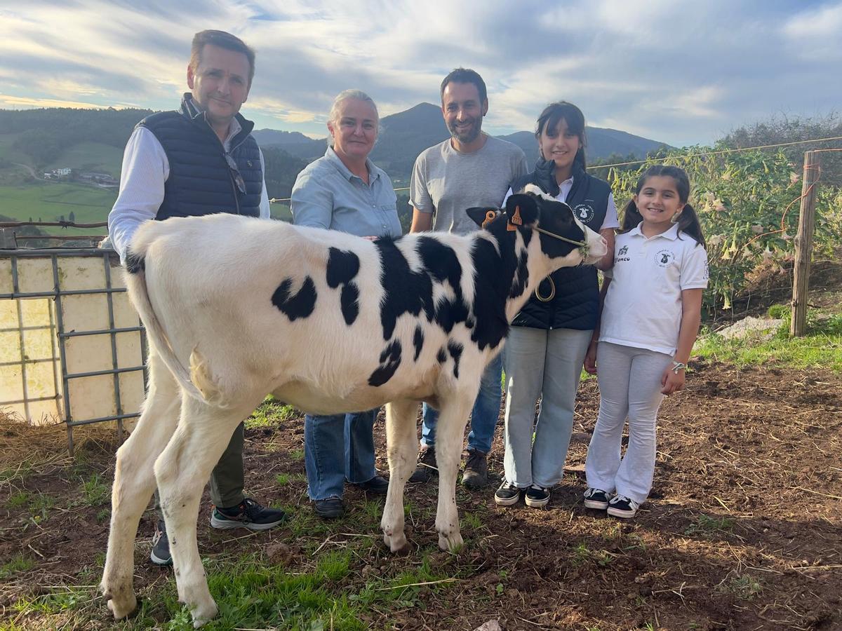 Por la izquierda, David del Pozo y la alcaldesa de Llanera, Eva María Pérez, durante una visita a una ganadería del concejo.