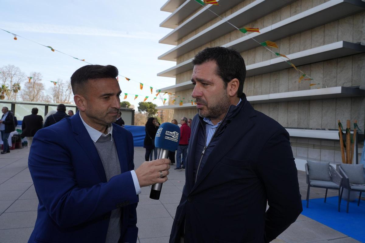 El consejero delegado del Villarreal CF, Fernando Roig Negueroles, durante su visita a la Bodeguilla de 'Mediterráneo'.