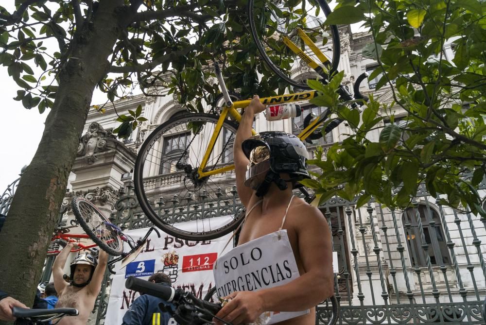 Los bomberos protestan en bicicleta y ropa interior por las calles de Oviedo