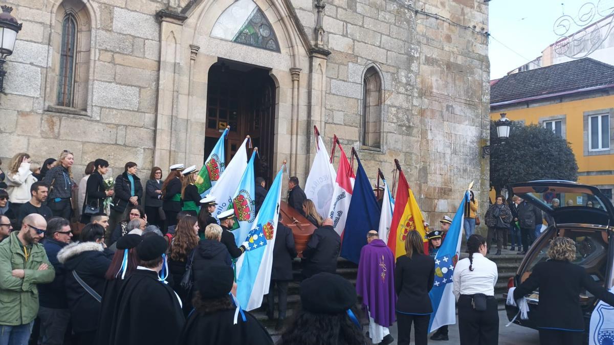 El féretro de Seve entró en la iglesia flanqueado por banderas de rondallas.