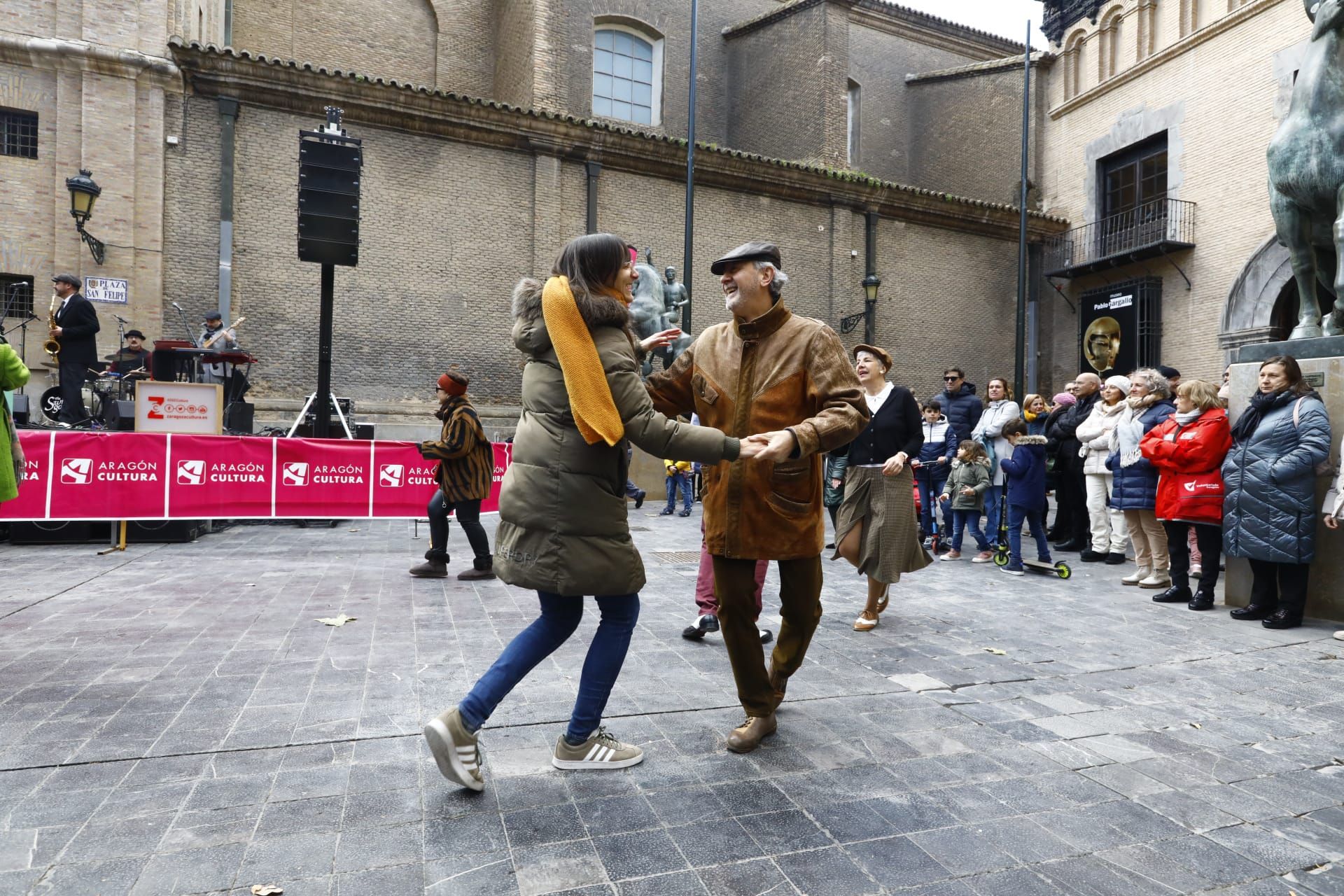 El ambiente festivo se apodera de Zaragoza en San Valero