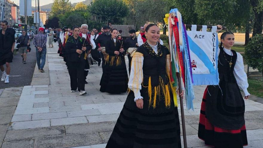 El desfile de ayer de los grupos de música y danza tradicionales de Moaña. |  Gonzalo Núñez