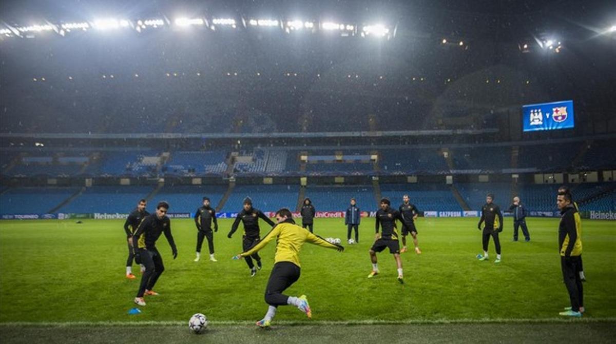 Els jugadors del FC Barcelona, Messi tocant pilota a la imatge, entrenant-se a l’Etihad Stadium. Els jugadors del FC Barcelona, Messi tocant pilota a la imatge, entrenant-se a l’Etihad Stadium.