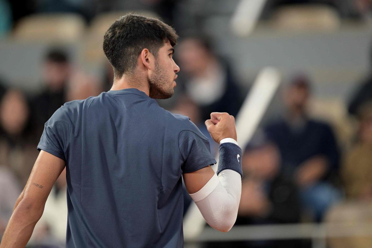 Carlos Alcaraz Garfia juega un regreso de derecha al holandés Jesper De Jong durante su partido individual masculino en la cancha Philippe-Chatrier en el cuarto día del torneo de tenis del Abierto de Francia en el Complejo Roland Garros en París el 29 de mayo de 2024.