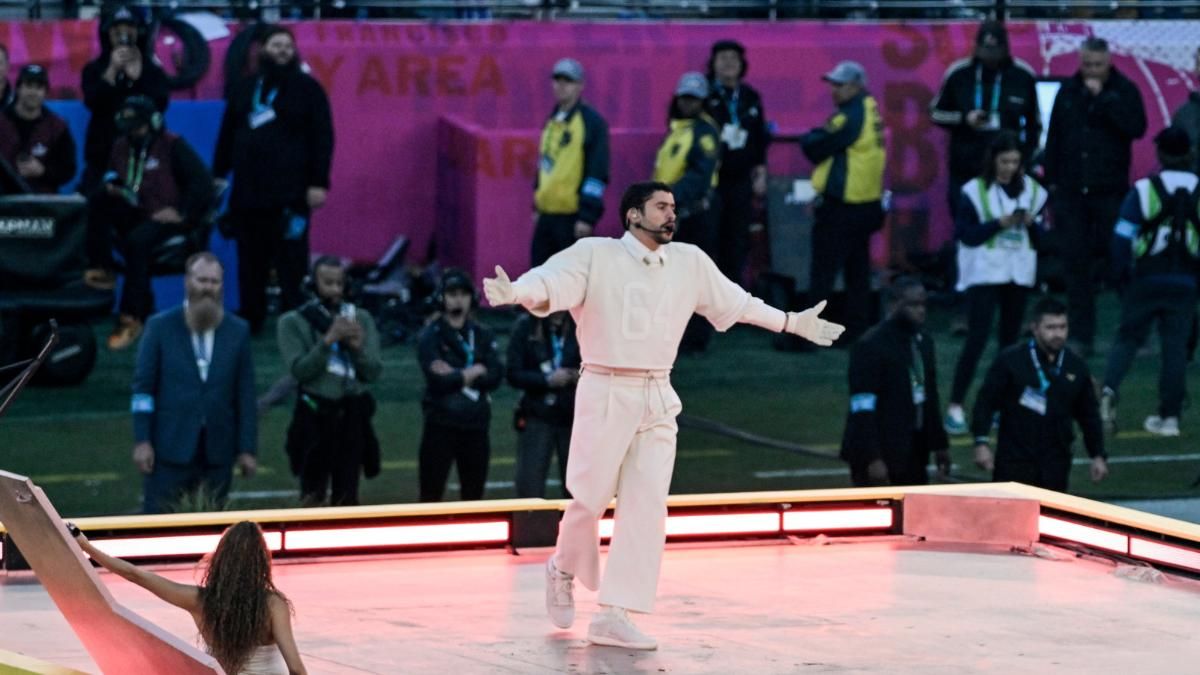 Bad Bunny en el techo de la casita en la Super Bowl 2026