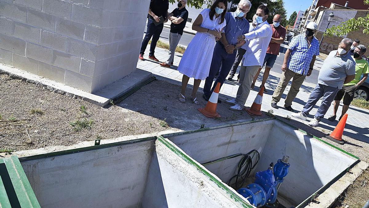 Ribó, Valía y Ramón durante la visita al nuevo pozo de riego de En Corts. | A.V.