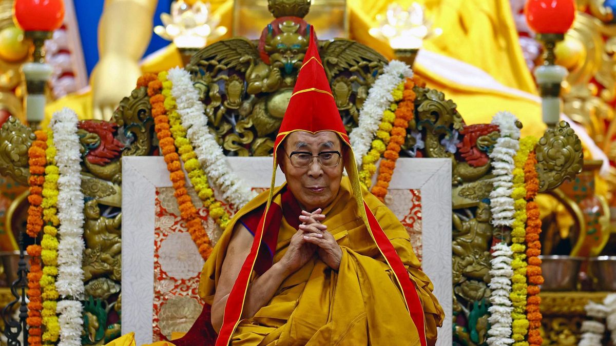 El dalái lama durante la ceremonia de larga vida (&quot;tenshug&quot;) celebrada en su honor en su residencia de Dharamshala