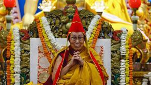 El dalái lama durante la ceremonia de larga vida (tenshug) celebrada en su honor en su residencia de Dharamshala