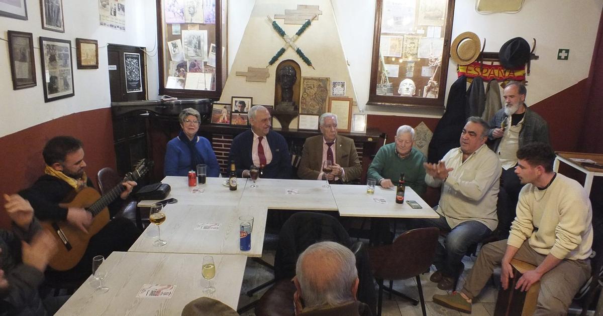Baris Yavuz toca en la taberna Santa Marina acompañando unas alegrías.