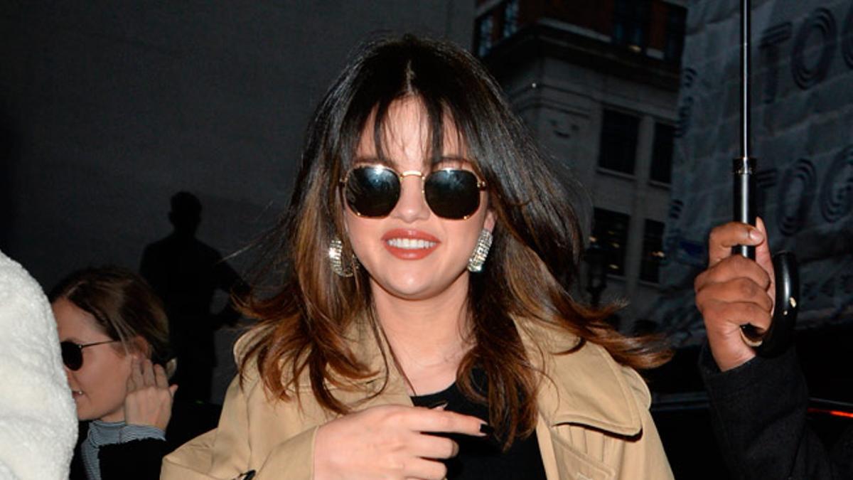 Selena Gomez con pantalones dorados de JW Anderson