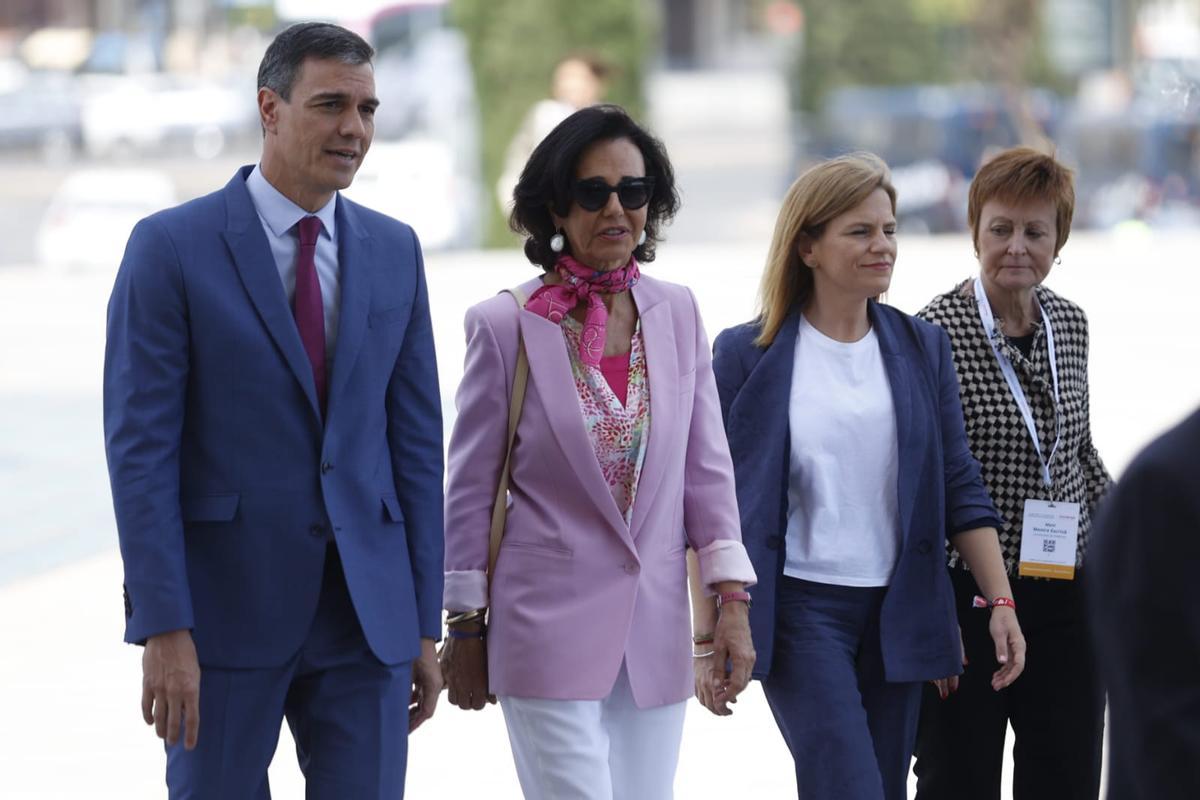 El presidente del Gobierno Pedro Sánchez, junto a la presidenta del Banco Santander Ana Botín, la Delegada del Gobierno Pilar Bernabé y la rectora de la UV Mavi Mestre