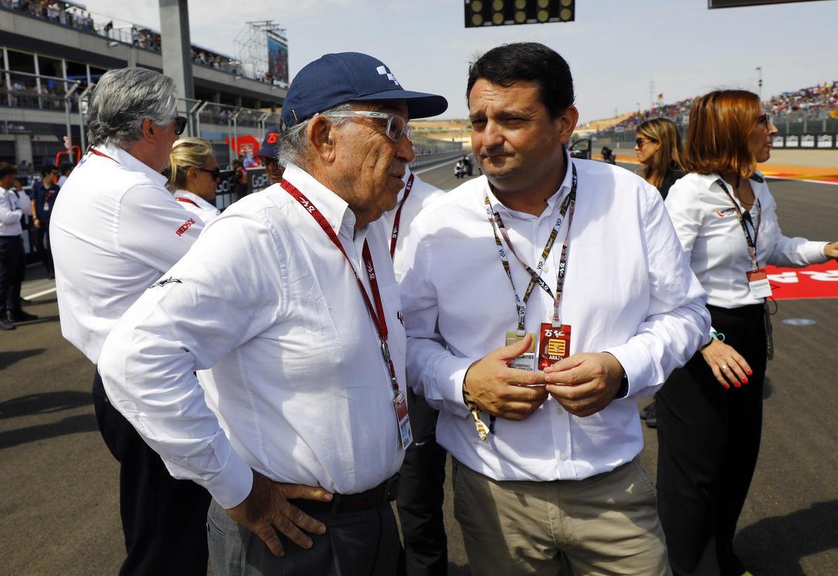 El alcalde de Alcañiz, Miguel Ángel Estevan, con el CEO de Dorna, Carmelo Ezpeleta, en el circuito de Alcañiz.