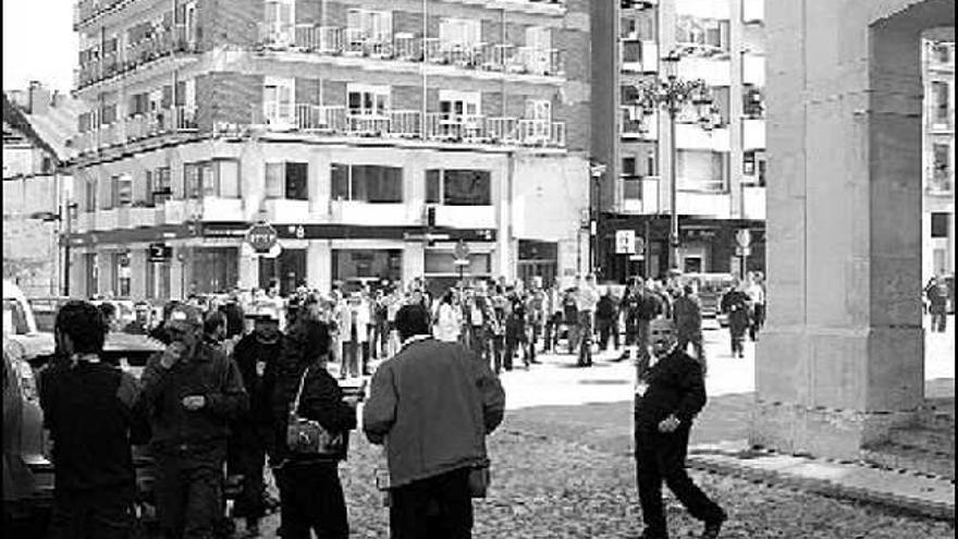 Protesta de los funcionarios, ayer, delante del Ayuntamiento de Siero, por el asunto de la devolución.