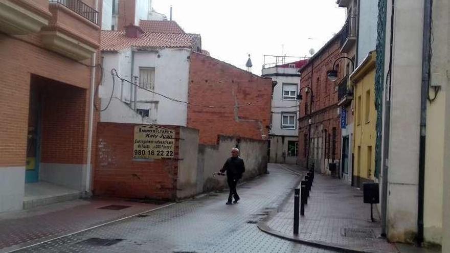 A la izquierda, el edificio de la calle Lagares que produce un estrechamiento