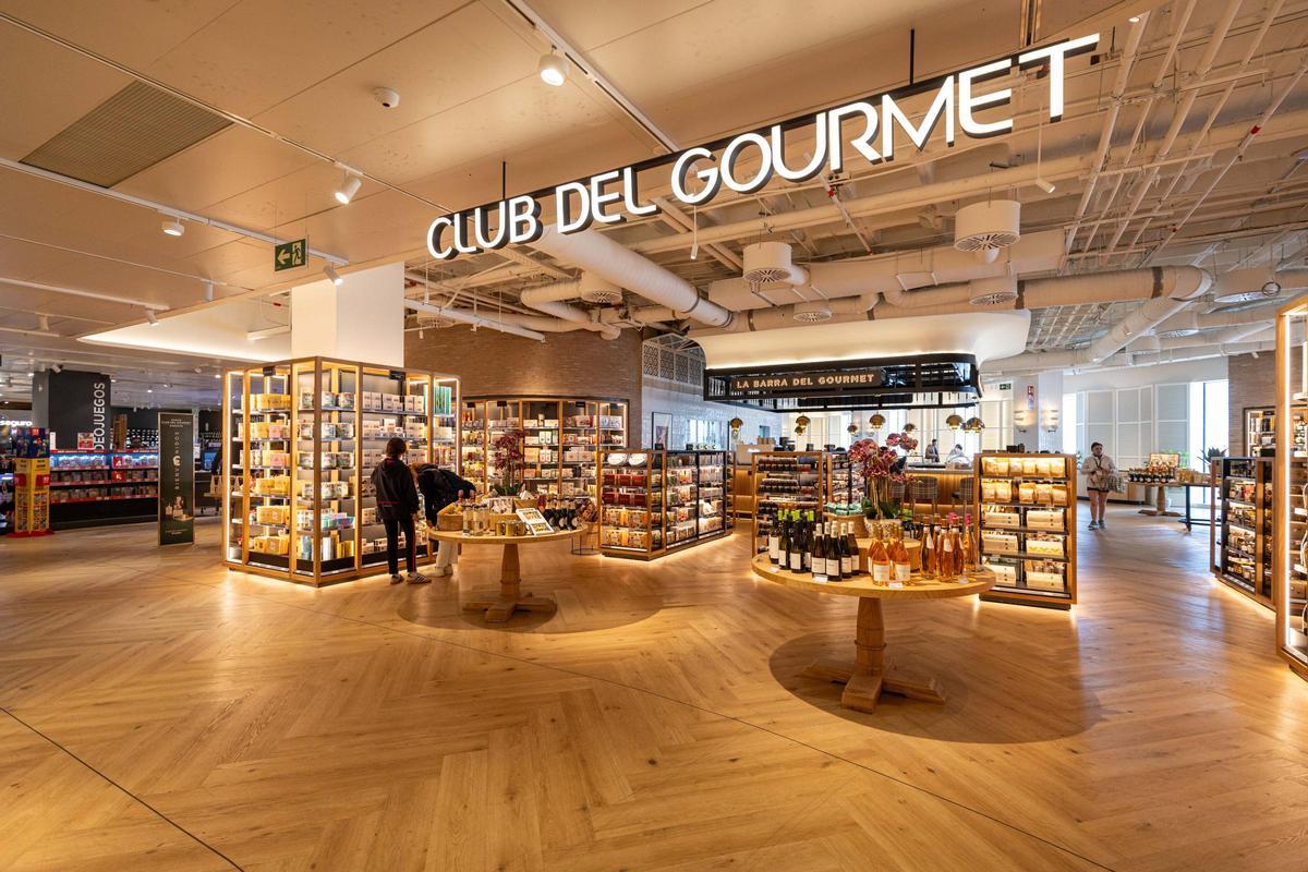 El Club del Gourmet, con la Barra del Gourmet de El Corte Inglés de Sagasta de fondo.