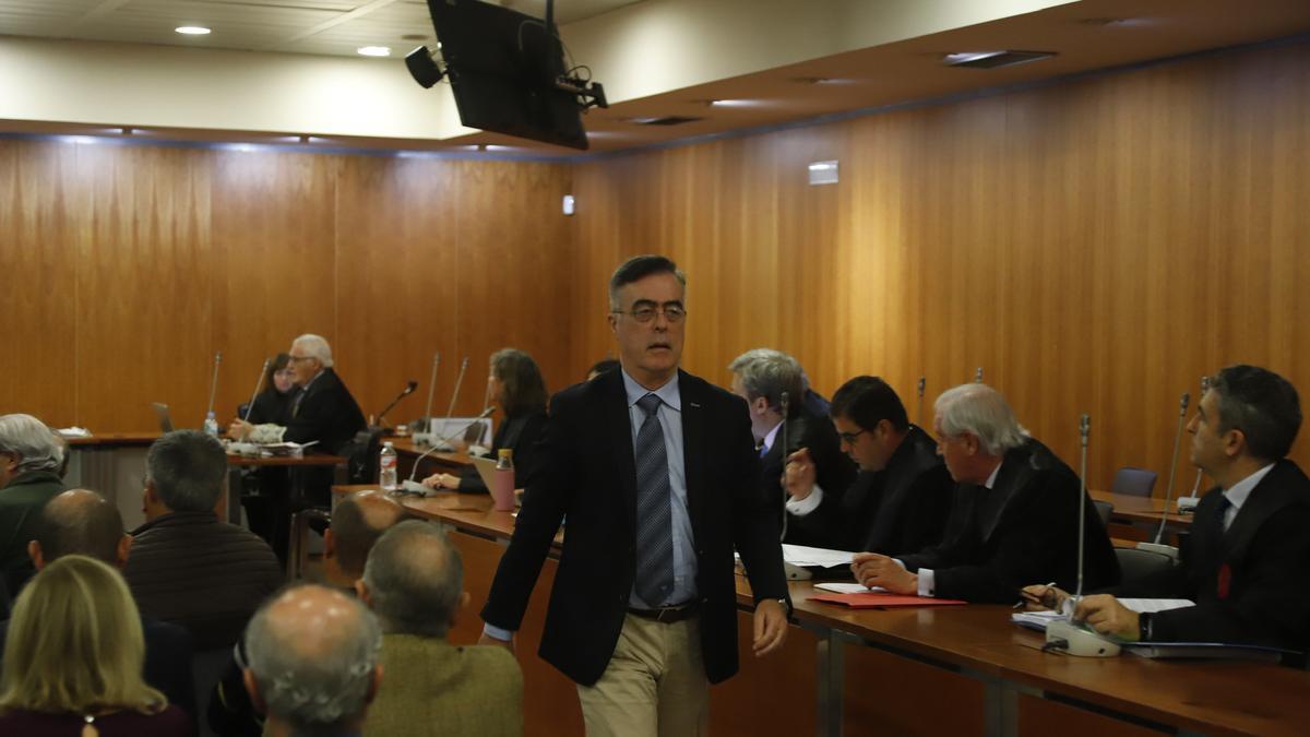 El que fuera alcalde de Estepona, Antonio Barrientos, entra en la sala durante el Juicio del caso 'Astapa'.