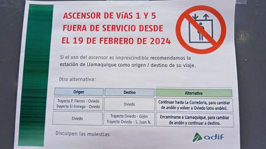 El cartel colocado por Adif para explicar a los usuarios las alternativas ante la sustitución del ascensor.