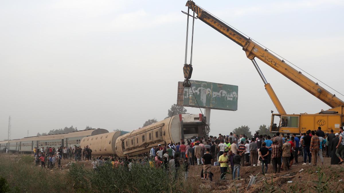 Una grúa levanta el tren volcado en Egipto.