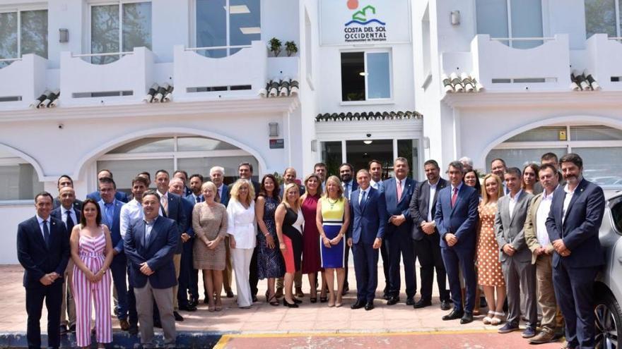 Mena, junto a los vocales de los partidos políticos representados en la Asamblea de la Mancomunidad de Municipios.