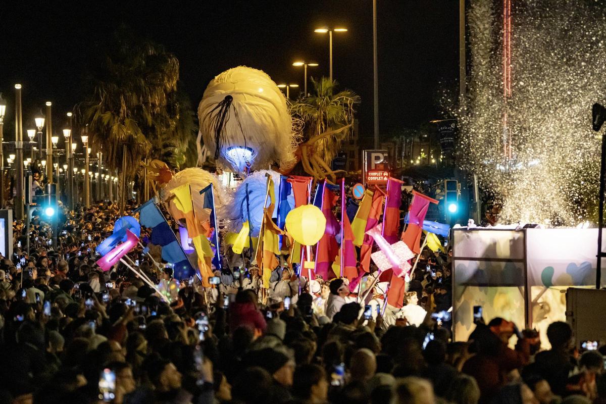 Miles de personas colman la costa de Barcelona para dar la bienvenida a los Reyes Magos