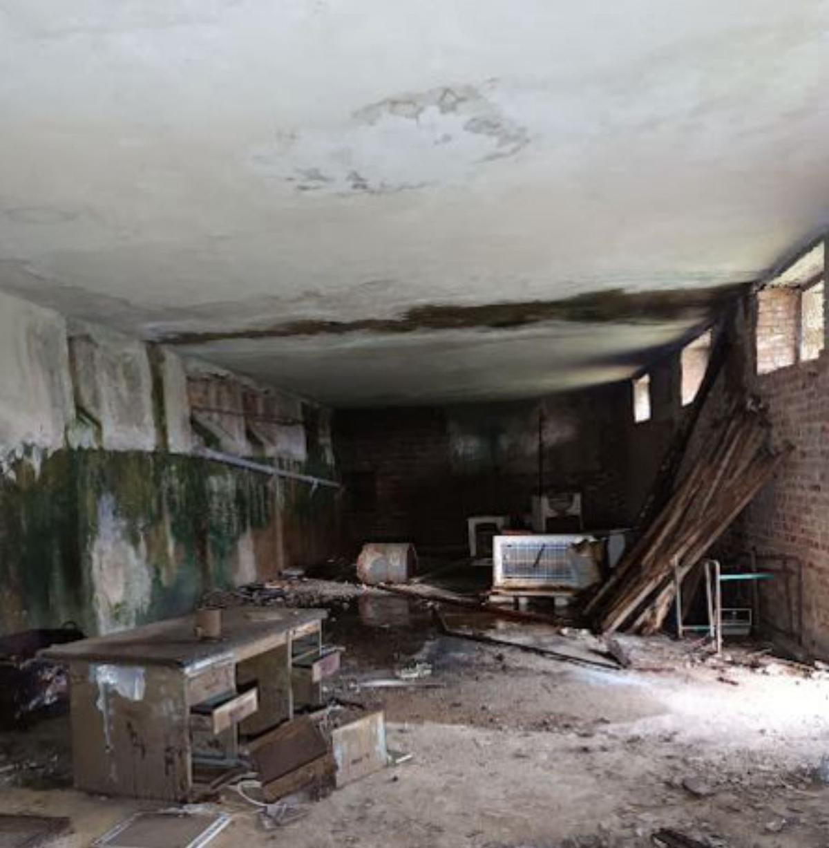 Una gran limpieza, primer paso del plan para recuperar la piscina de la Laboral