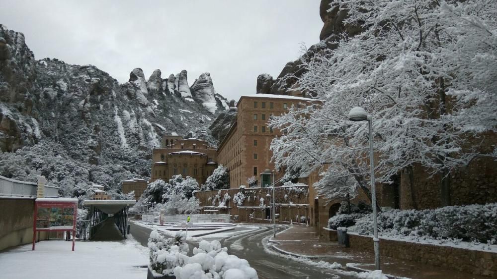 Imatges de la nevada d'avui a Montserrat