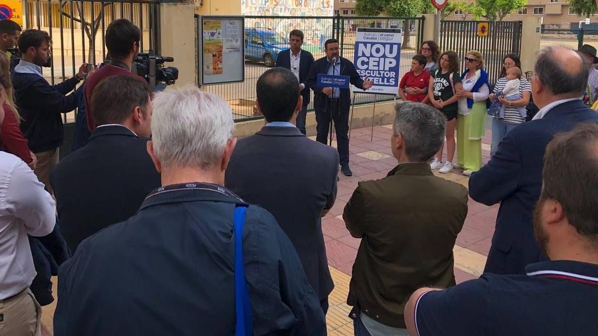 Mazón y Casabó, durante el mitin realizado ayer frente al colegio Escultor Ortells.