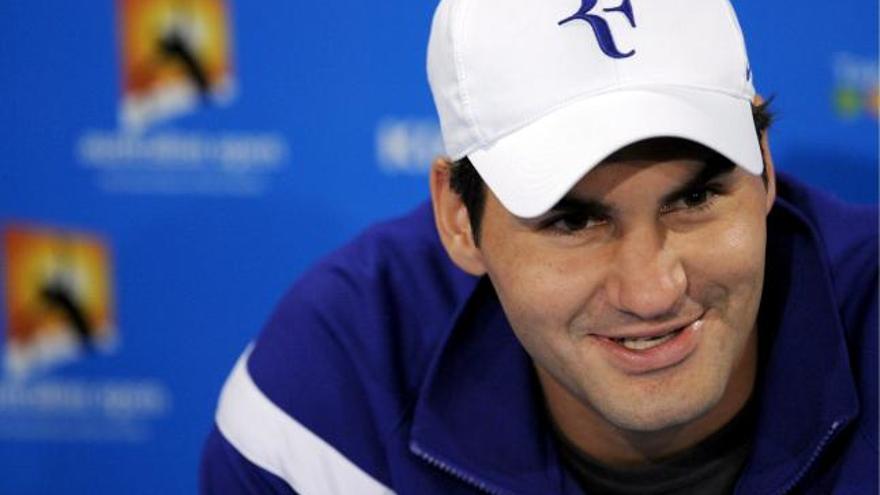 El tenista suizo Roger Federer da una rueda de prensa en el ámbito de su participación en el Abierto de tenis de Australia que se disputa en Melbourne (Australia). Federer se enfrentará al tenista español Rafael Nadal en la final del torneo mañana.