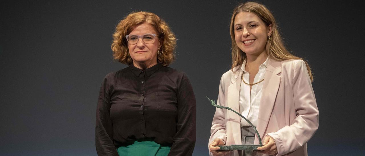 A la derecha, la periodista Alba Tarragó Bosch, ayer, recogiendo su premio.