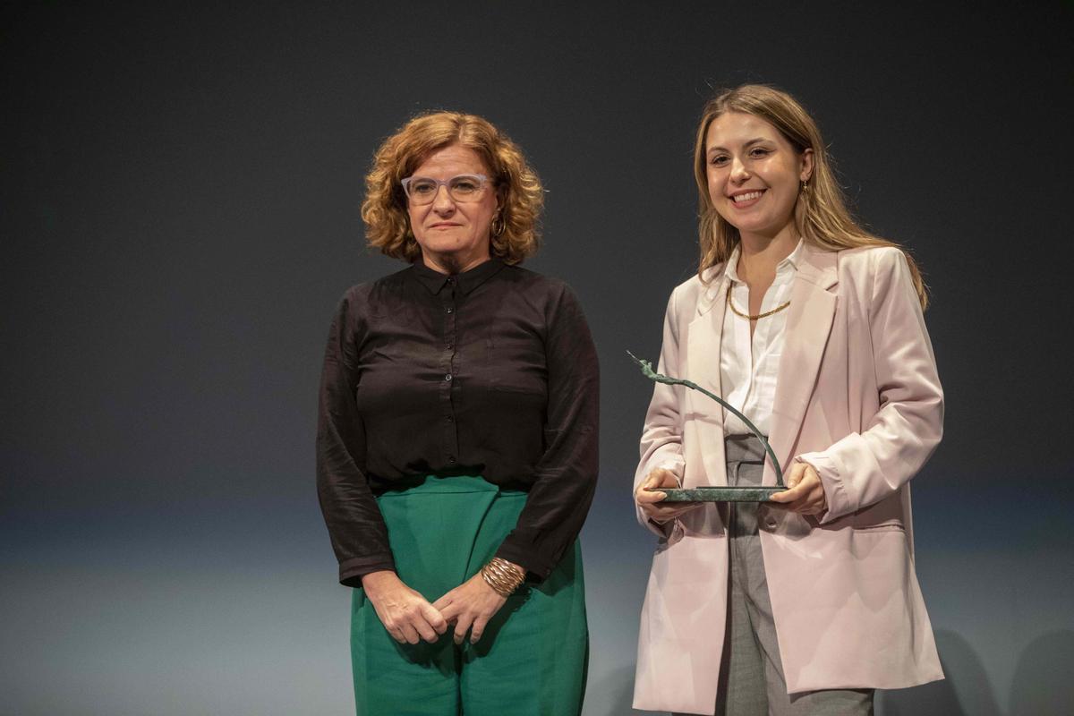 A la derecha, la periodista Alba Tarragó Bosch, ayer, recogiendo su premio.