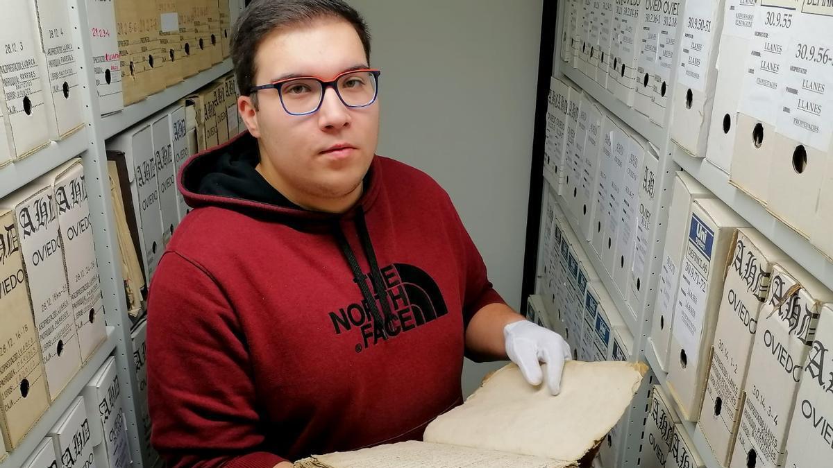 Juan Allonca en el depósito del Archivo Diocesano de Oviedo con el libro de cuentas de la Cofradía del Carmen.