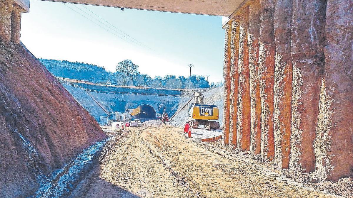 Obras en la conexión ferroviaria entre Ourense y Monforte de Lemos el pasado abril.