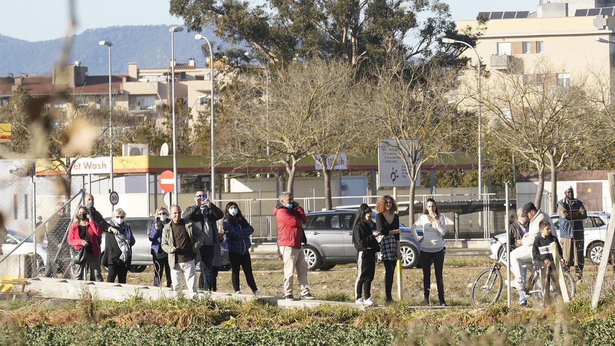 Crema un autobús buit en un aparcament de Girona