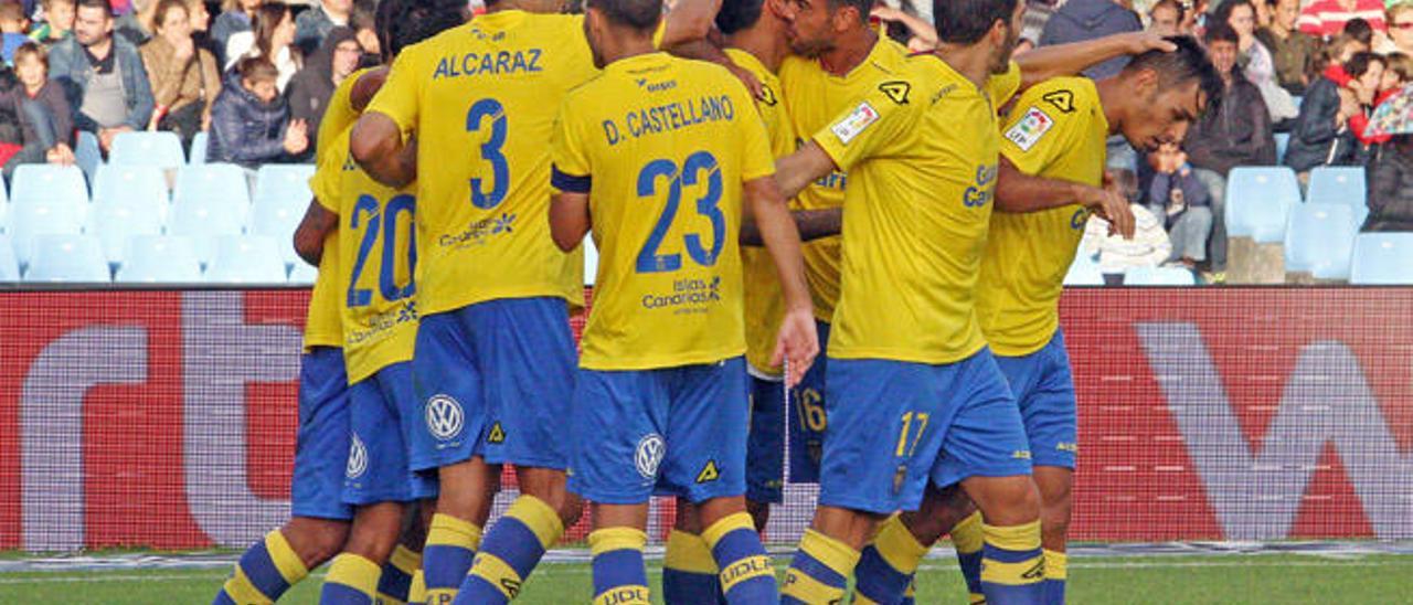 Los jugadores de la UD Las Palmas celebran el gol del empate de la UD en Balaídos, obra de David Simón.