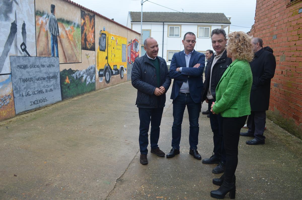 A la izquierda, el mural inaugurado esta mañana en Burganes de Valverde. / E. P.