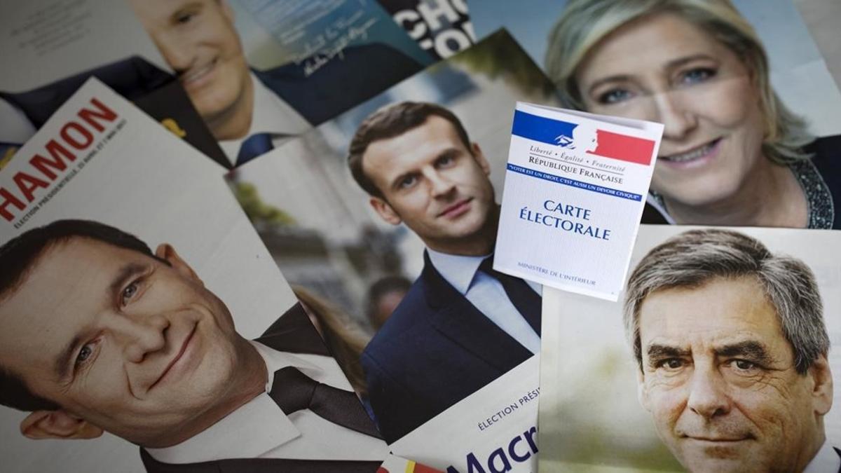 Una credencial para votar es fotografiada sobre los panfletos de los once candidatos para las presidenciales francesas en Paris